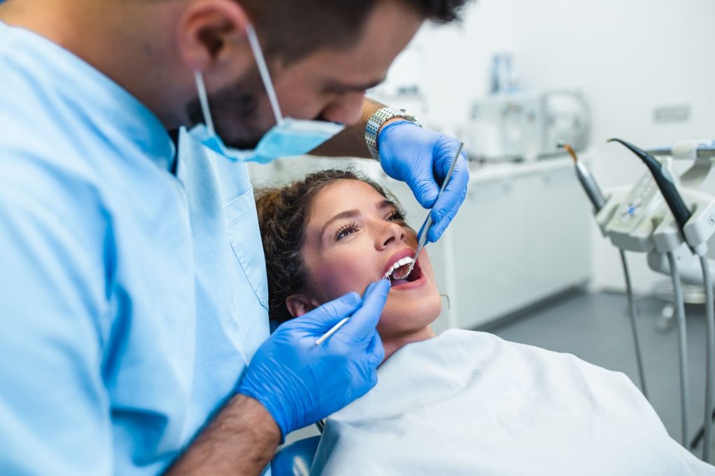 Dentista cuidando da saúde bucal de sua paciente.