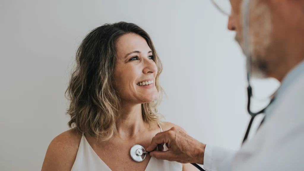 dr.consulta - profissional de saúde avaliando os batimentos cardíacos de uma paciente que está sorrindo, bem-estar, cuidados com o coração, cuidados com a saúde e bem-estar