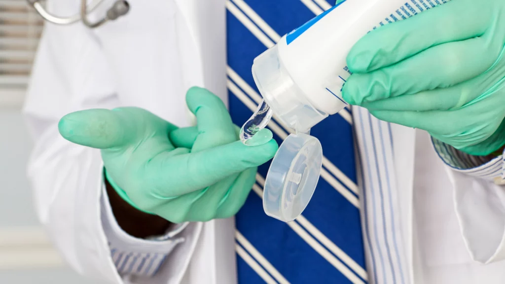 dr.consulta-médico com luvas aplicando um gel lubrificante; exame de prostata, exame de toque retal