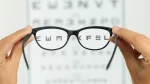 dr.consulta - Na imagem, óculos corrige letras desfocadas. O objeto é usado em tratamento para miopia.