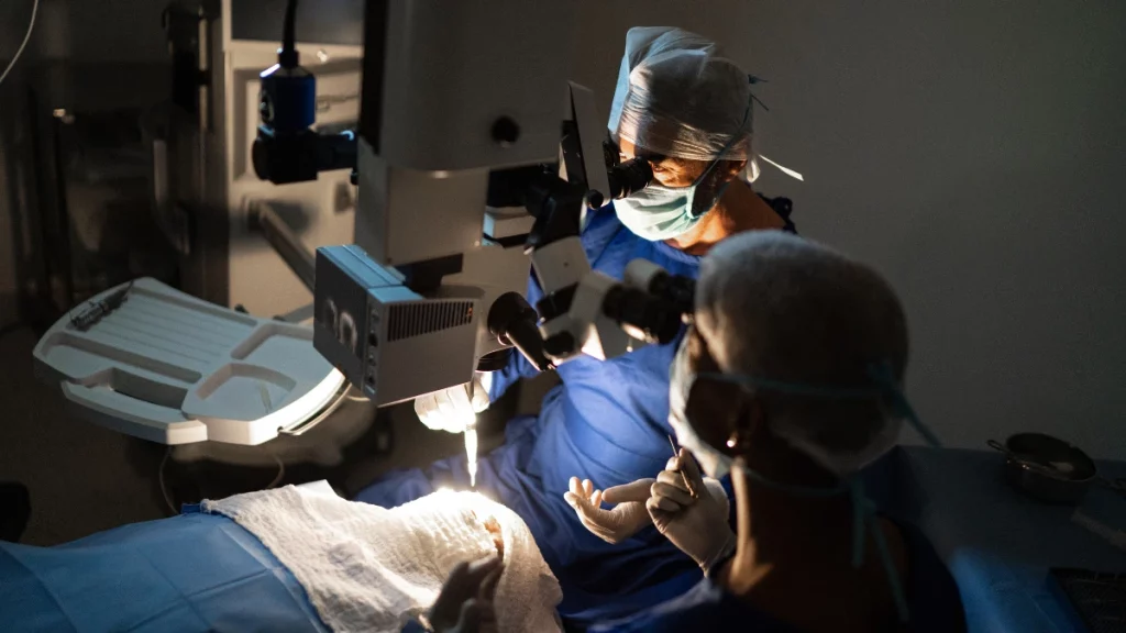 dr.consulta - Na imagem, médicos realizam cirurgia refrativa em paciente como parte do tratamento para miopia.