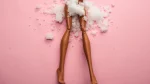 dr.consulta - Pernas de boneca de plástico com virilha coberta de neve, simbolizando candidíase.