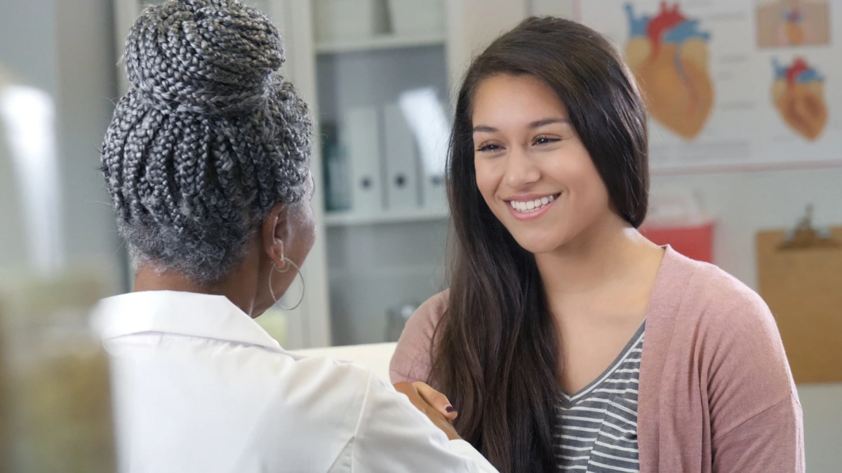 dr.consulta - jovem na primeira visita ao ginecologista em conversa com uma profissional