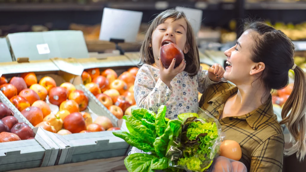 dr.consulta - mulher com criança no colo, em supermercado escolhendo alimentos saudáveis, prevenção contra gripe, resfriado e virose, doenças respiratórias