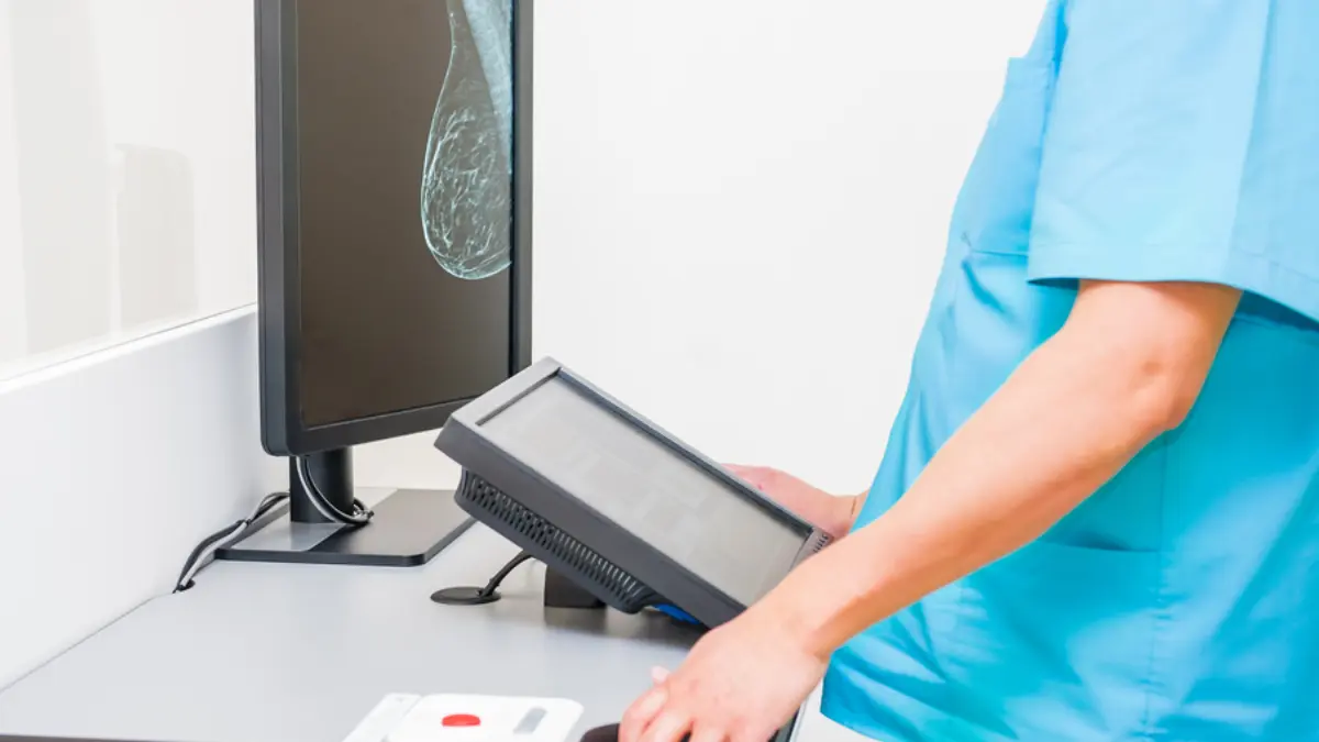dr.consulta - especialista avaliando exame de nódulo na mama, exames preventivos