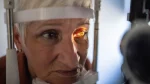 dr.consulta - Na imagem, mulher realiza exame ocular. Imagem representa tudo que você precisa saber sobre catarata.