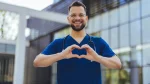 dr.consulta - checku-up cardiológico, profissional de saúde fazendo o símbolo do coração com as mãos
