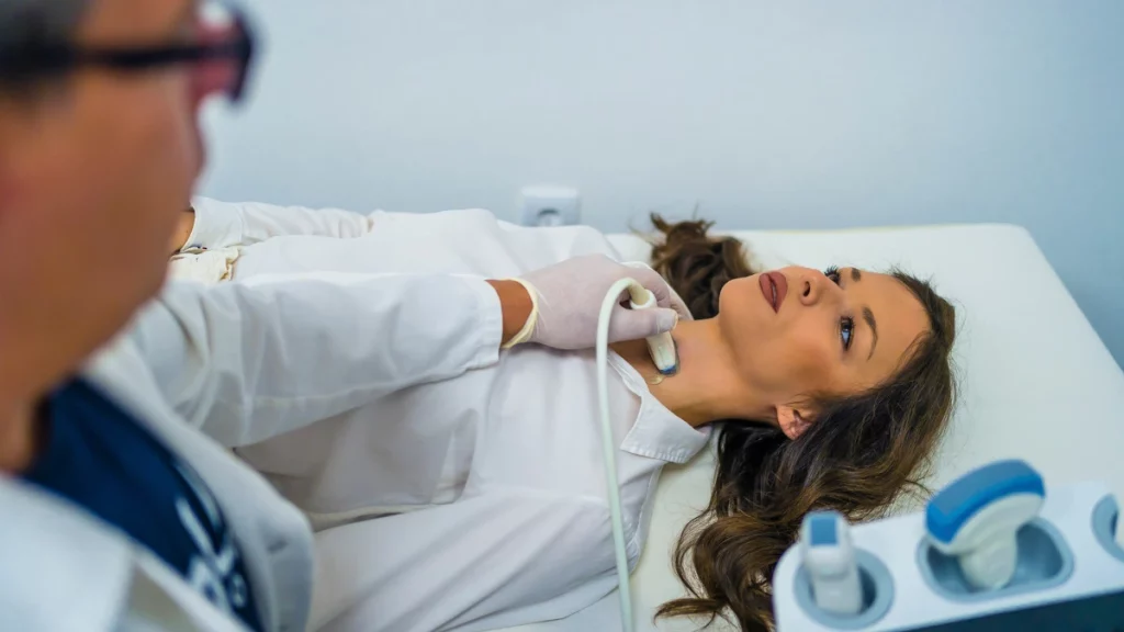 dr.consulta - Médico realizando ultrassom de tireoide em mulher.