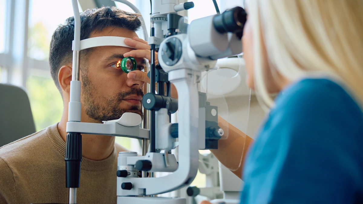 dr.consulta - Na imagem, homem realiza exame dos olhos.