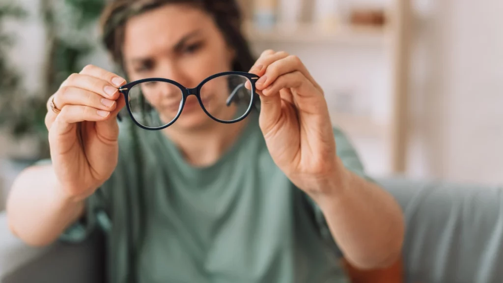 Causas, sintomas, diagnóstico e cuidados com o astigmatismo
