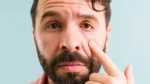 dr.consulta - Na imagem, homem com o dedo indicador apontando para olho avrmelhado por ceratite.