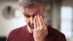 dr.consulta - Na imagem, homem coça os olhos repetidamente. Prática potencializa os riscos para ceratocone.