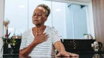 dr.consulta - Na imagem, mulher idosa sentindo dor em casa por isquemia.