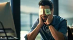 dr.consulta - Na imagem, homem cansado e com incômodo ocular por pressão no olho. Em seu rosto, dois post its estão colados nos olhos.