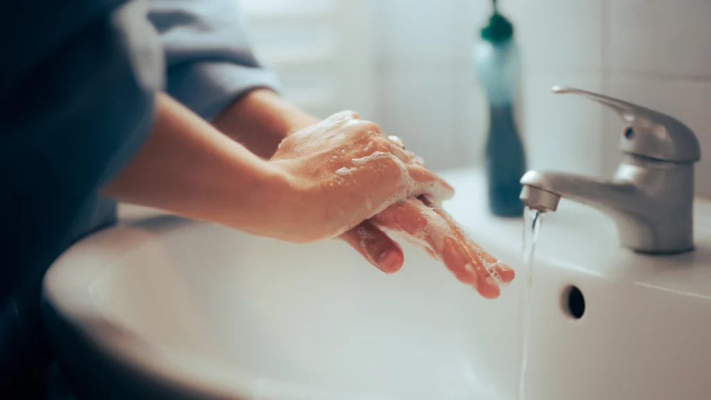 dr.consulta - pessoa lavando as mãos com sabão como medida preventiva contra a síndrome mão, pé e boca