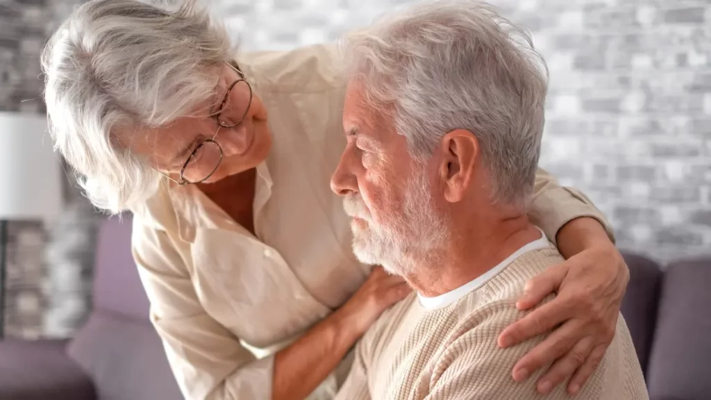 dr.consulta - homem e mulher de terceira idade abraçados, compreensão, acolhimento com pessoas com transtorno bipolar