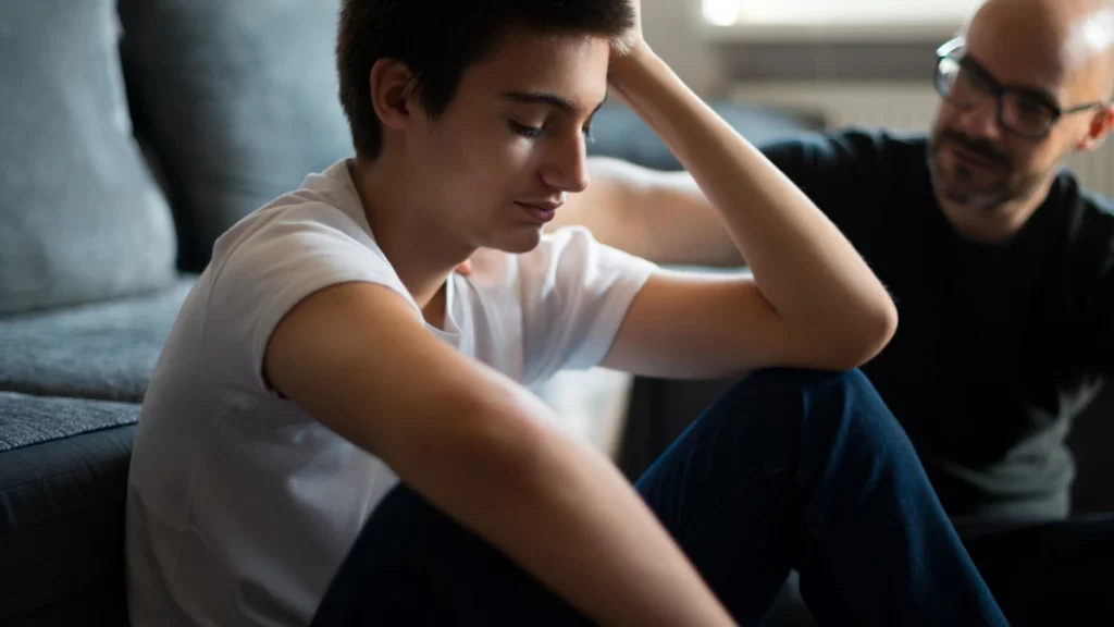 dr.consulta - jovem sendo acolhido por um responsável, ansiedade em adolescentes, prevenção e cuidados