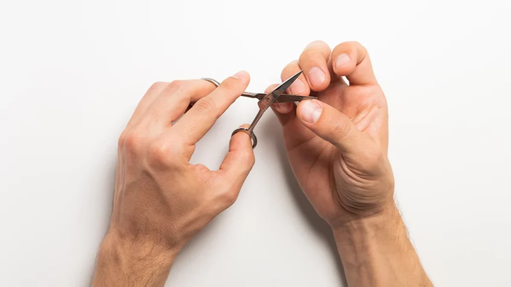 dr.consulta - Mãos de uma pessoa praticando cuidados com as unhas