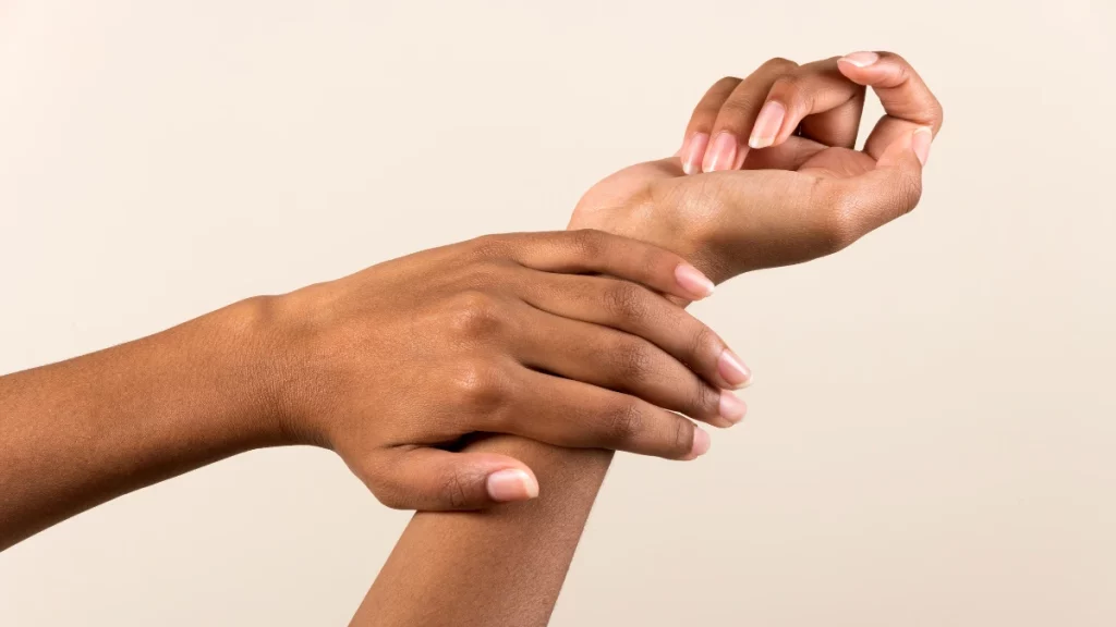 dr.consulta - Mãos femininas pretas mostrando manicure perfeita. A imagem sinaliza a relação entre cuidados com as unhas e a saúde.