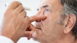 dr.consulta - na imagem, homem com glaucoma e catarata tem olhos examinados.