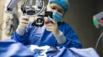 dr.consulta - Na imagem, médica usa microscópio durante cirurgia de astigmatismo.
