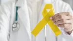 dr.consulta - profissional de saúde com um laço amarelo nas mãos, prevenção de suicídio, setembro amarelo, saúde mental
