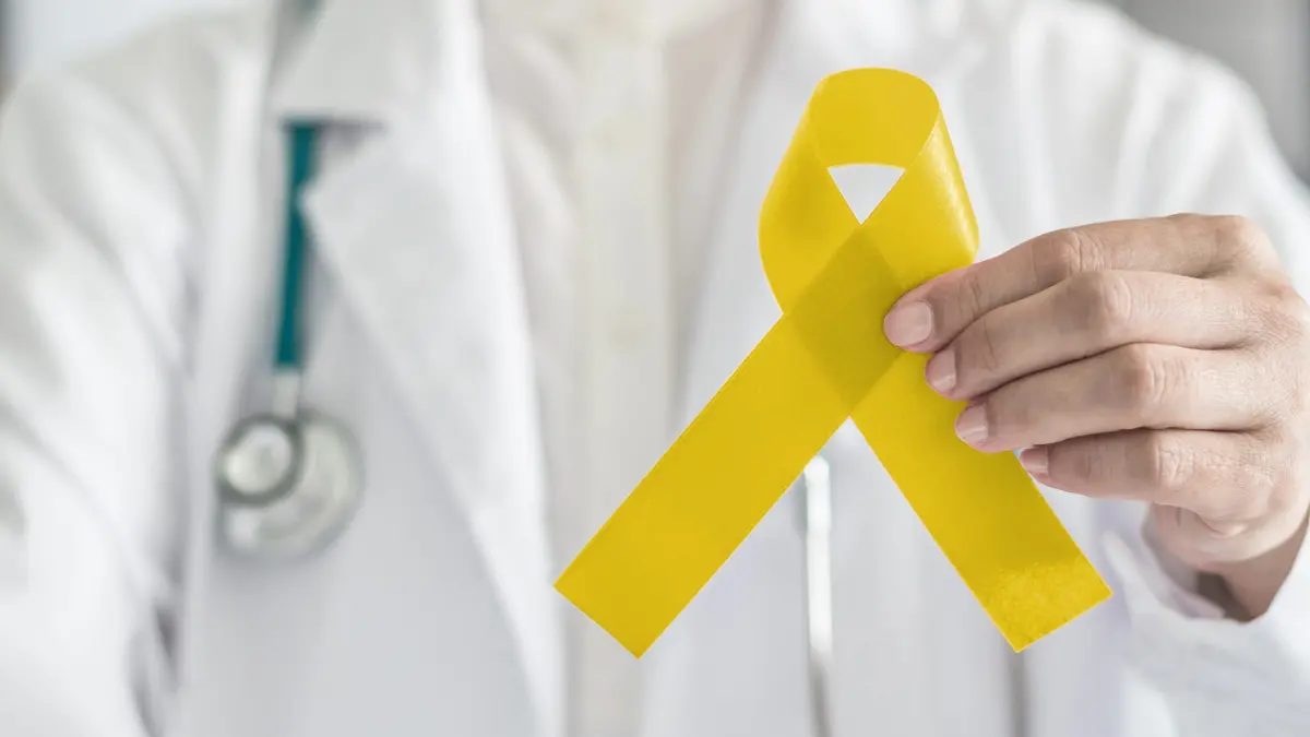dr.consulta - profissional de saúde com um laço amarelo nas mãos, prevenção de suicídio, setembro amarelo, saúde mental