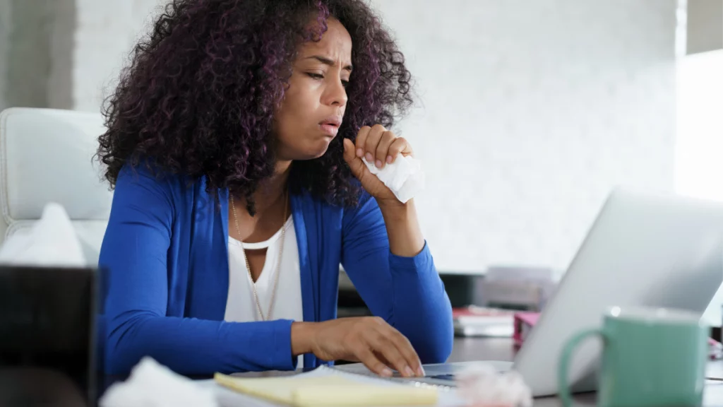 dr.consulta - mulher jovem negra estudando e tossindo, com baixa imunidade