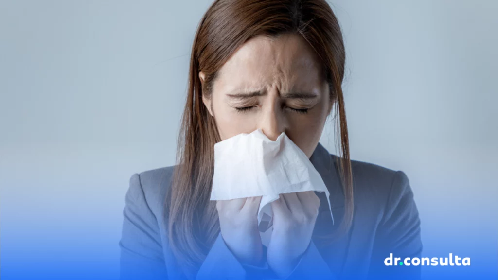 dr.consulta - mulher assoando o nariz com um lenço, pessoa com gripe, identificação das características do catarro, sintoma da gripe