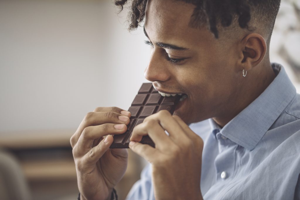 Comer chocolate dá espinha? É mito ou verdade? Descubra!