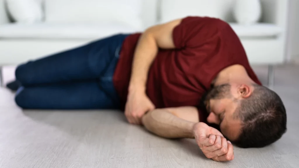 dr.consulta - Jovem inconsciente deitado no chão após crise de epilepsia.