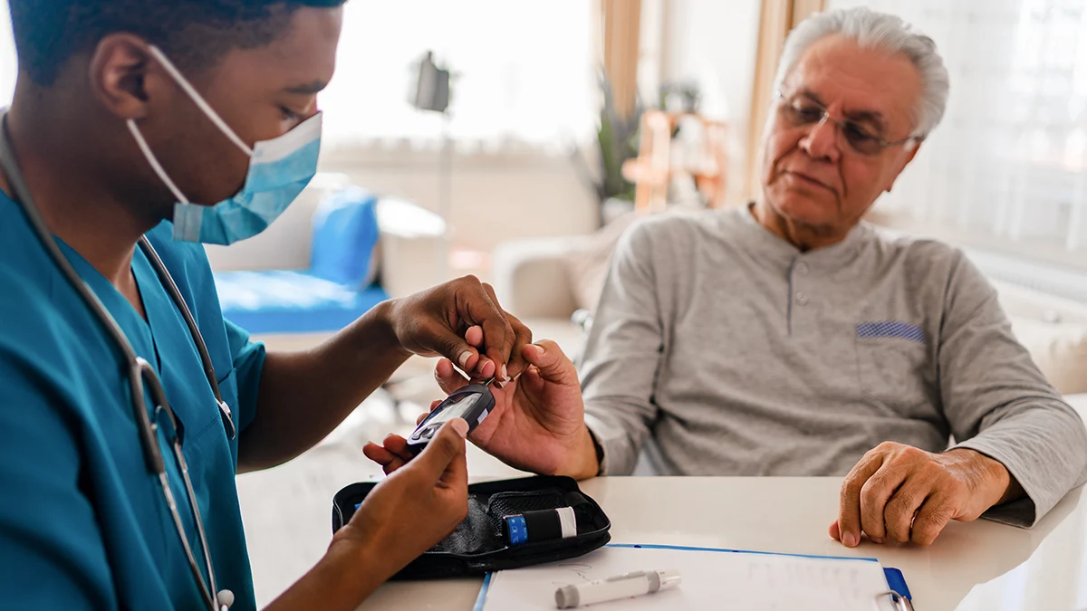 dr.consulta - homem fazendo a medição do diabetes, pessoa com glicose baixa