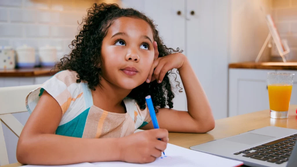 dr.consulta - Menina estudando com falta de foco, um dos sintomas do TDAH.
