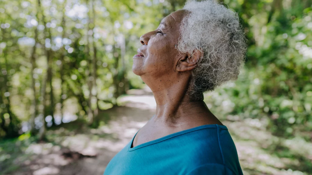 dr.consulta - mulher negra de terceira idade em contemplação e atenção plena, saiba o que é mindfulness, como aplicar no dia a dia e quais os benefícios para a saúde física e mental,