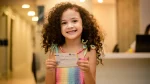dr.consulta - menina com carteirinha de vacinação nas mãos, imunização infantil