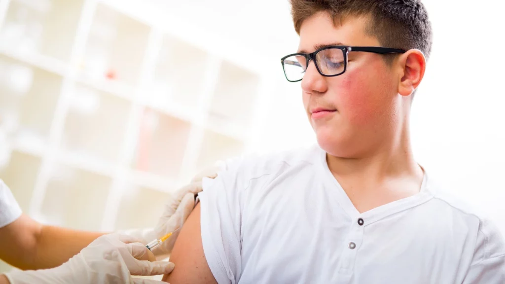 dr.consulta - adolescente sendo vacinado