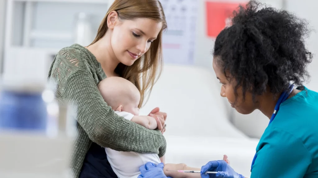 dr.consulta - bebê sendo vacinado