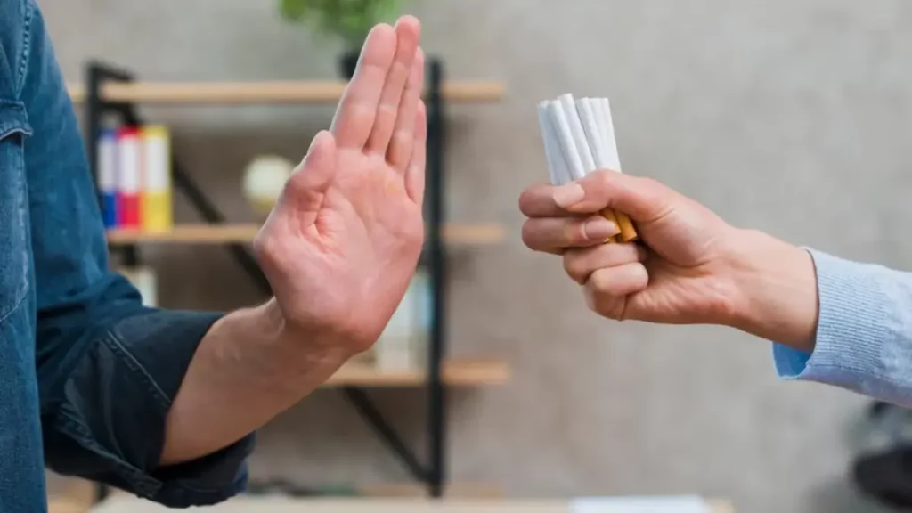 dr.consulta - homem recusando cigarros que são oferecidos por outra pessoa, os perigos do tabagismo, prevenção ao tabagismo, cuidados com a saúde dos fumantes