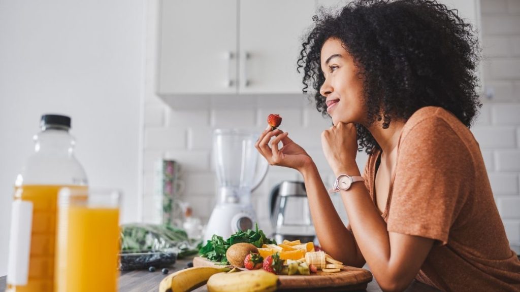 Mulher comendo representando o tema da dieta restritiva