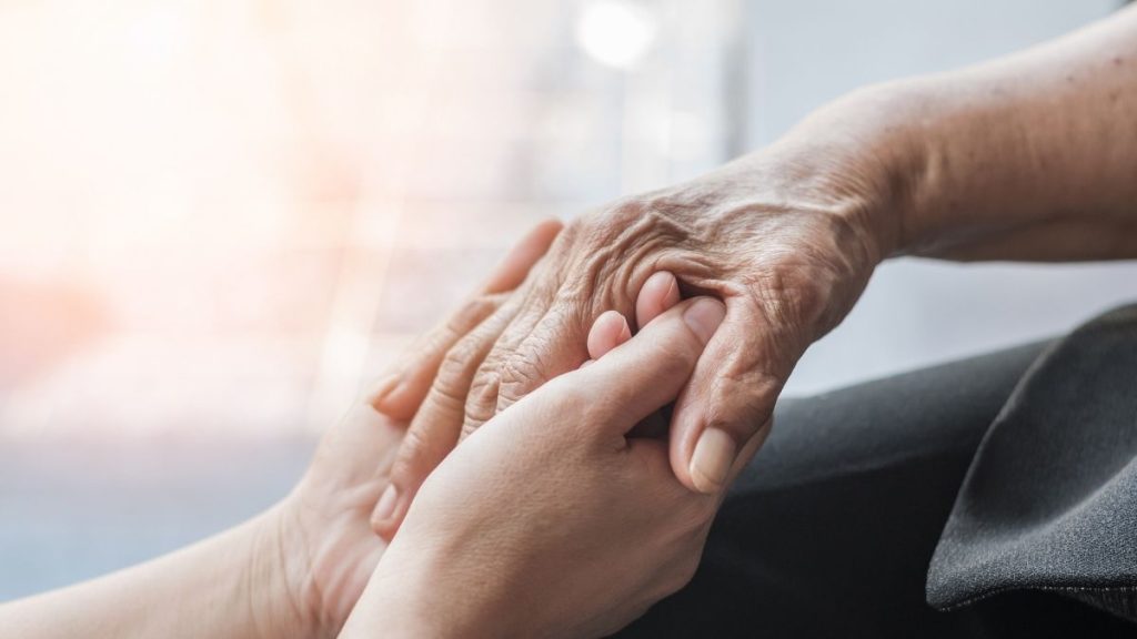 Imagem de duas mãos, ilustrando um dos sintomas do Parkinson: mãos trêmulas