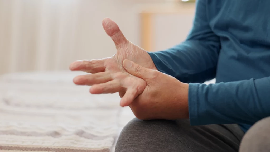 Sintomas do Parkinson vão além dos tremores. Entenda