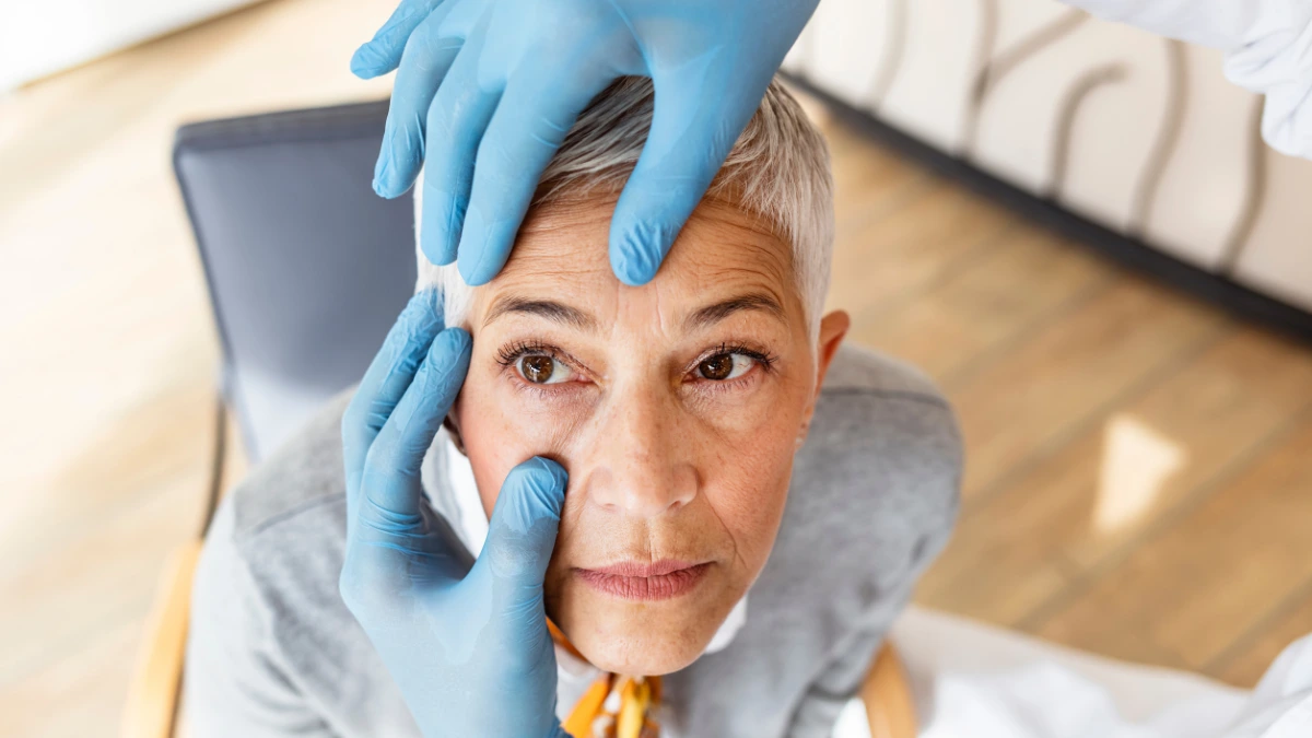 dr.consulta - Na imagem, muulher idosa tem olhos examinados. Imagem simboliza relação entre glaucoma e cegueira.
