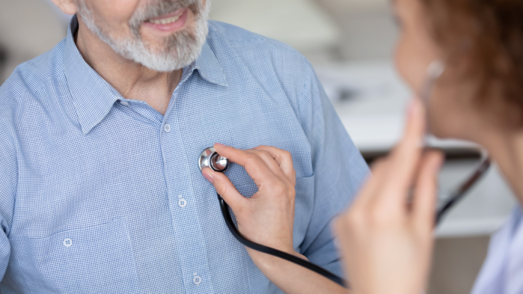 Homem se consultando após sintomas de infarto