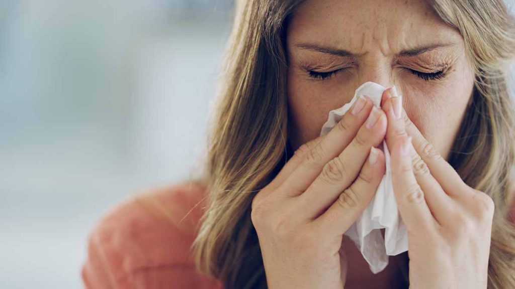 Mulher com alergia emocional respiratória.