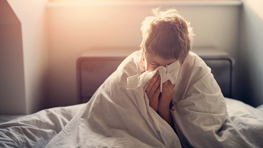 Criança se sentindo mal por ter várias doenças do sistema respiratório.