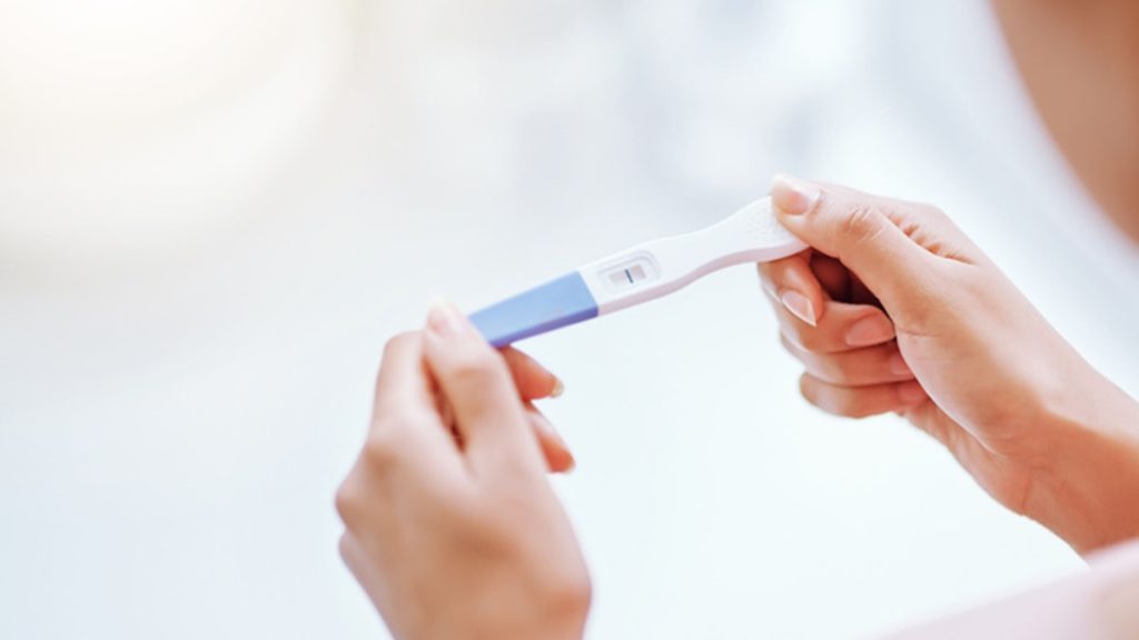 Mulher tentando engravidar após fazer o tratamento de infertilidade feminina.