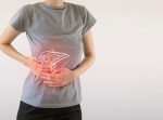 Mulher com as mãos sobre o abdômen sentindo dor, com ilustração do fígado destacada em vermelho indicando inflamação ou câncer hepático