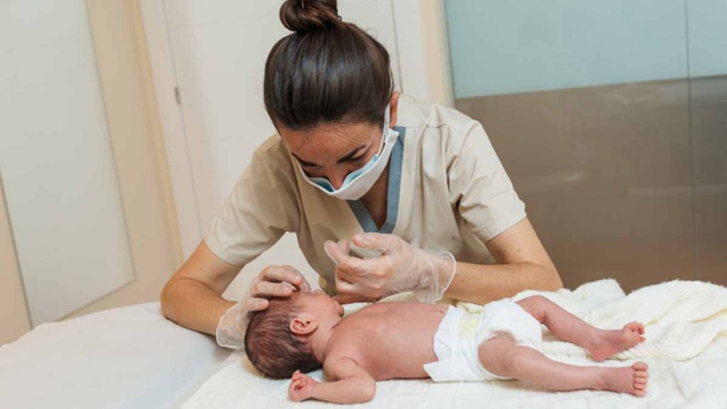 Médica avaliando se há displasia cleidocraniana