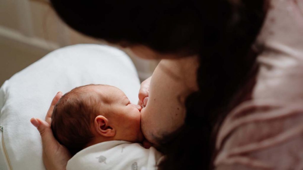 Mãe amamentando bebê na exterogestação