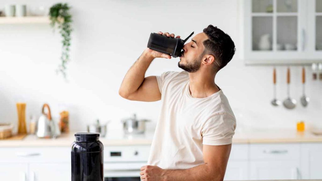 Homem que entendeu para que serve suplemento alimentar usando um.